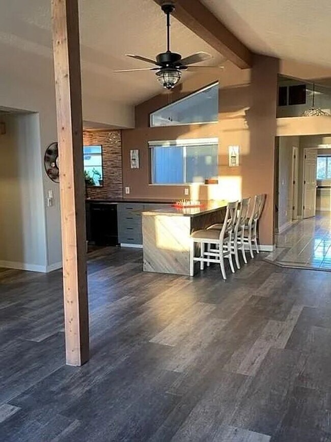 Building Photo - Beautiful country living!