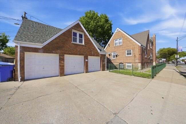 Building Photo - 7058 S Fairfield Ave