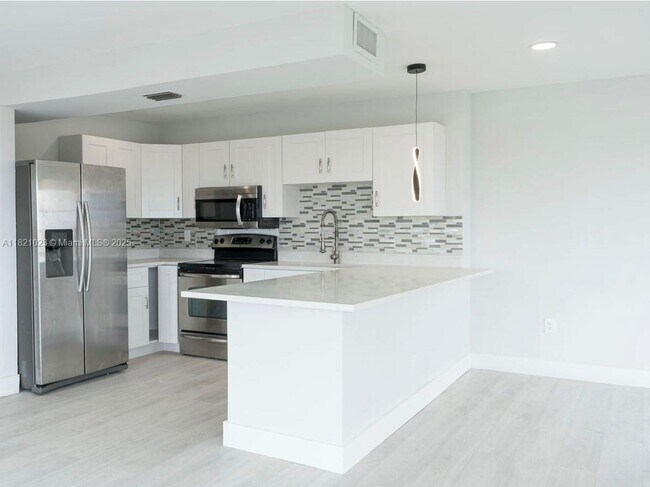 Building Photo - 4174 Inverrary Dr