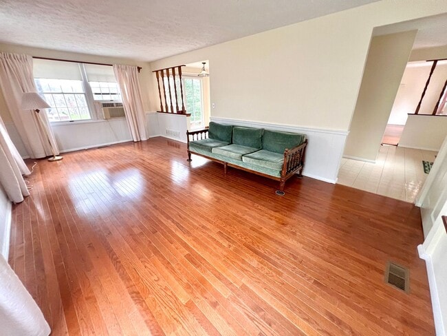 Building Photo - Beautiful Home - 3 Bedroom 2.5 Bathroom - ...