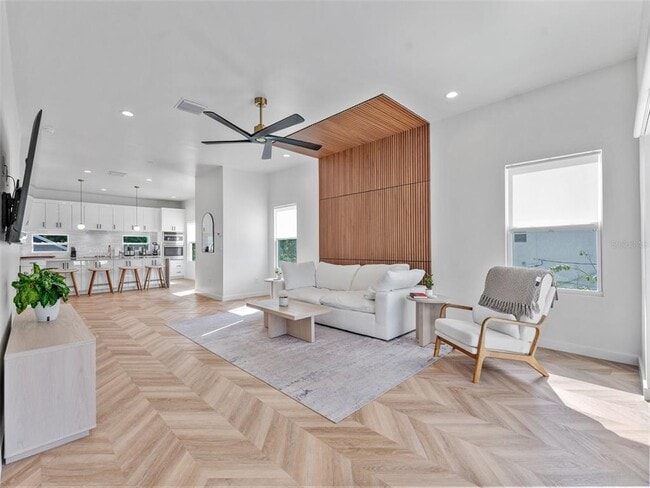 Building Photo - 102 W Adalee St