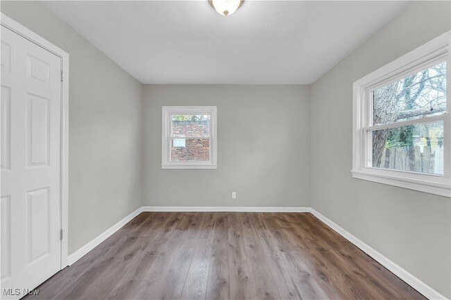 Building Photo - 1092 Peerless Ave