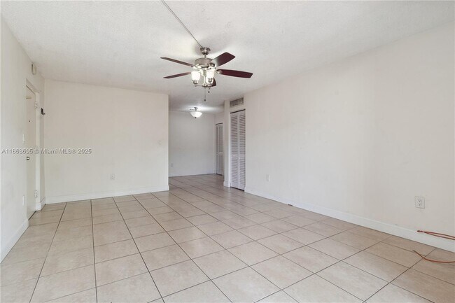 Building Photo - 10834 N Kendall Dr