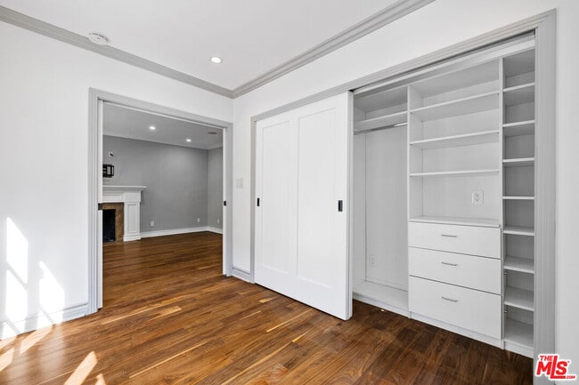 Building Photo - 8901 Rosewood Ave