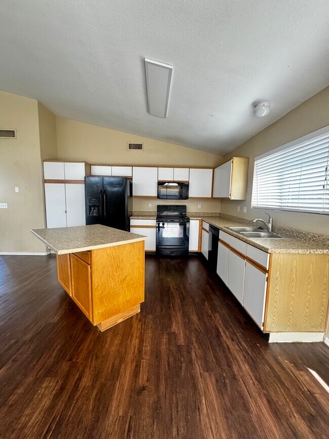 Building Photo - FOR RENT