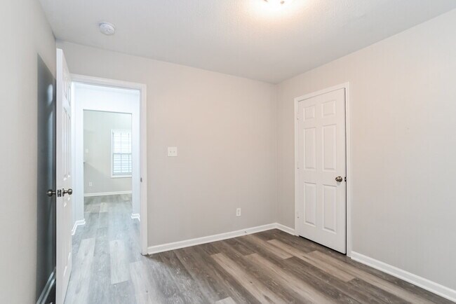 Building Photo - 3004 Great Falls Dr