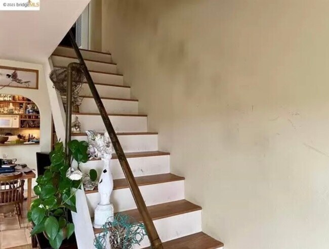 Building Photo - Gorgeous 2 bedroom in Point Richmond! Available now!