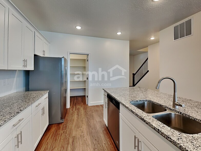 Building Photo - 1328 E White St