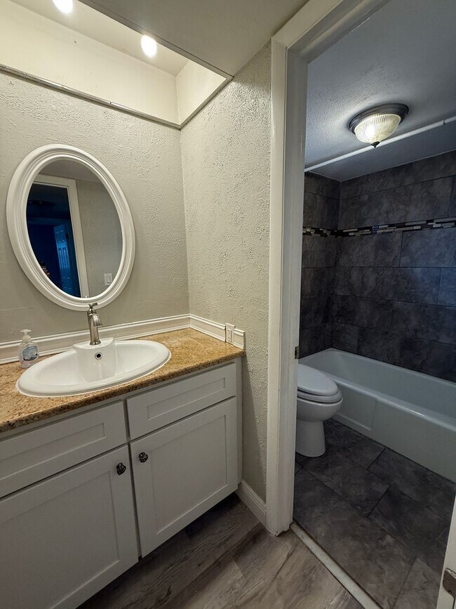 Building Photo - 2/1 UPDATED UNIT in a Triplex