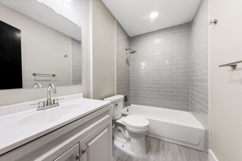 Building Photo - 605 Melrose Dr