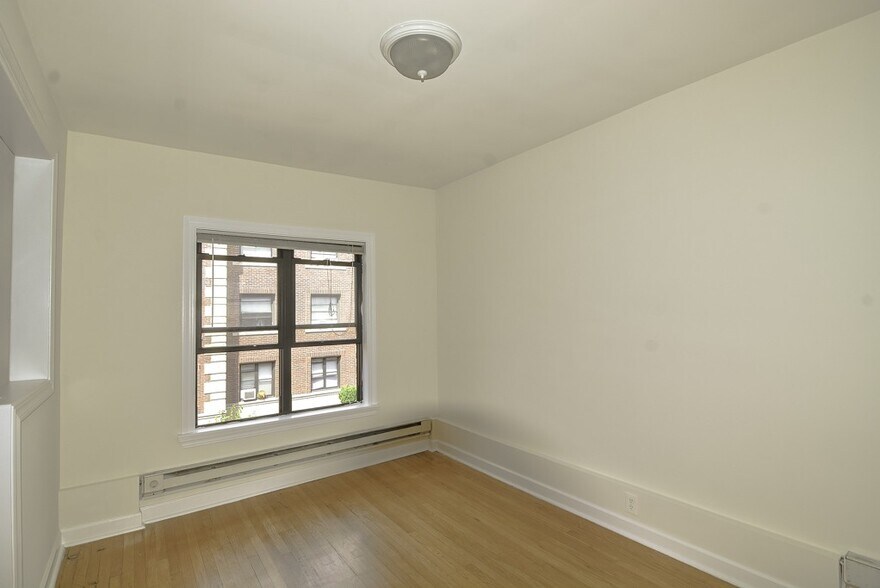 Building Photo - 820 W Waveland Ave