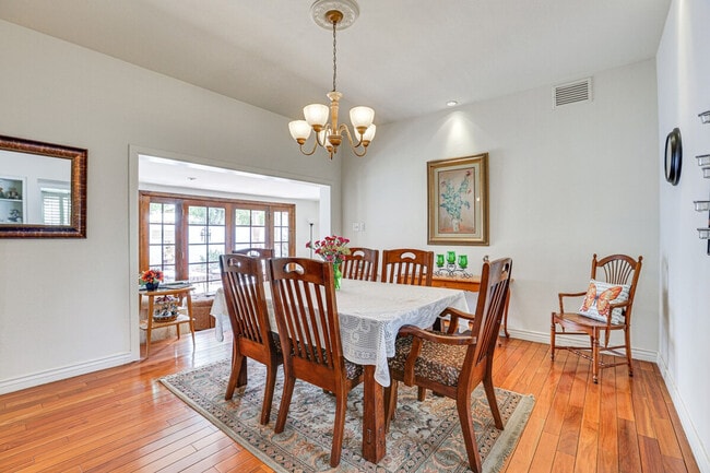 Building Photo - 107 W Windsor Ave