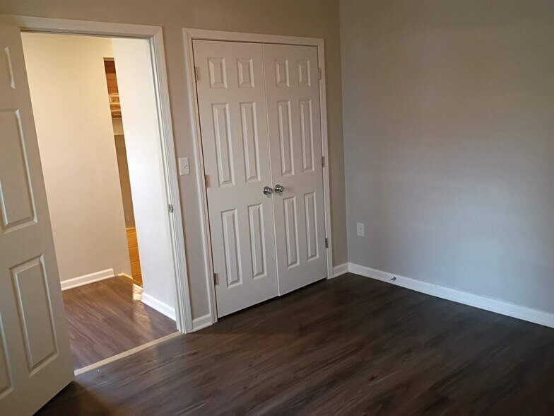 Building Photo - 450 W Chestnut St