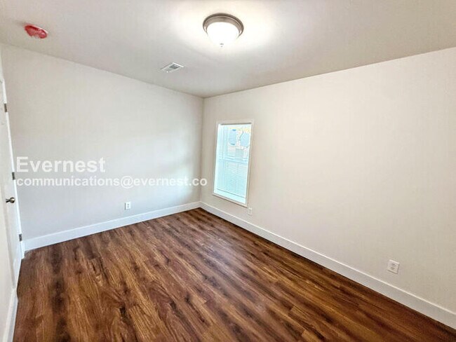 Building Photo - 201 9th Ave W