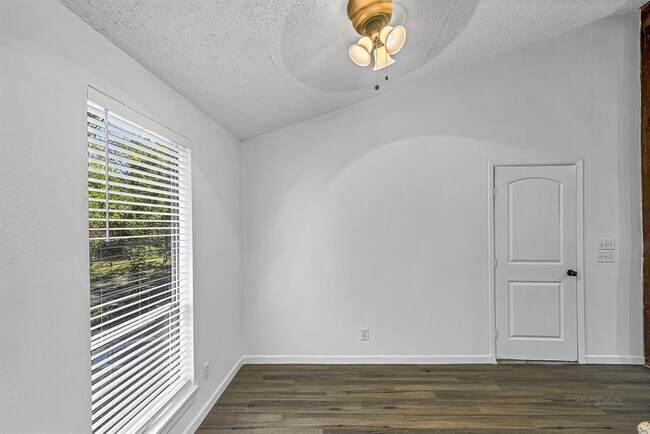 Building Photo - 32 E Rivercrest Dr