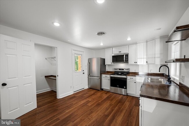 Building Photo - 117 E Monmouth St