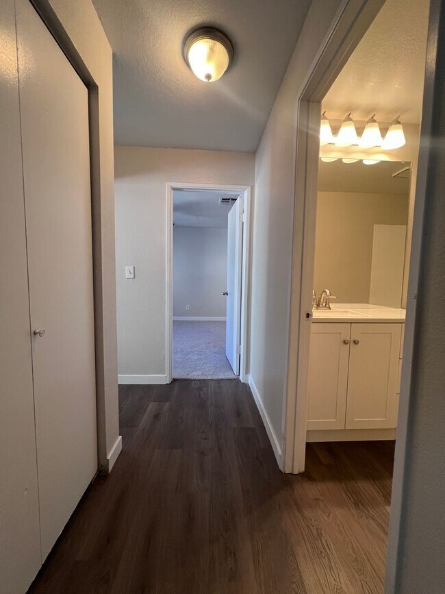 Building Photo - Newly Remodeled 2 bed 2 bath at Park One