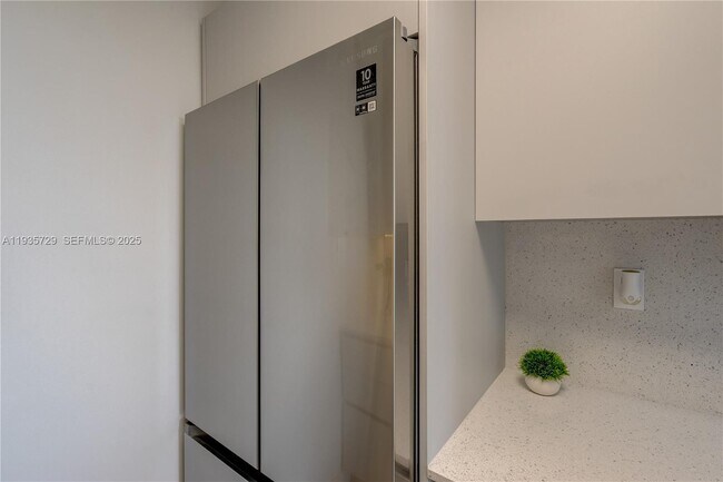 Building Photo - 2000 NE 135th St