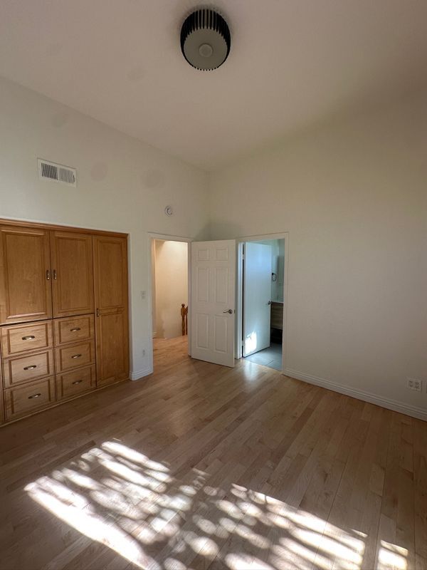 Building Photo - 15153 Burbank Blvd