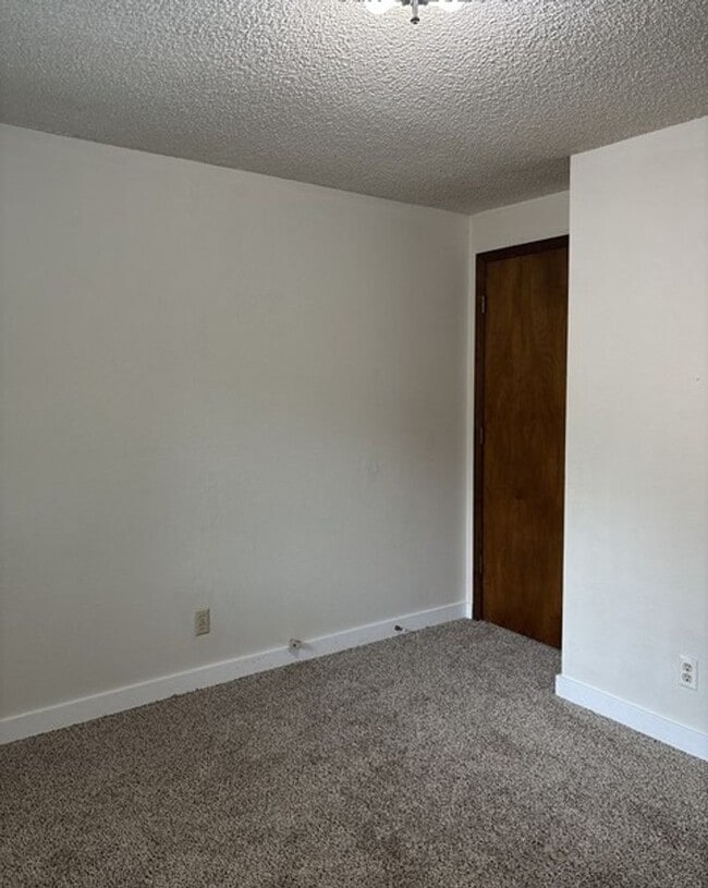 Building Photo - 3Bd/2Ba Single Story Home - Available to View!