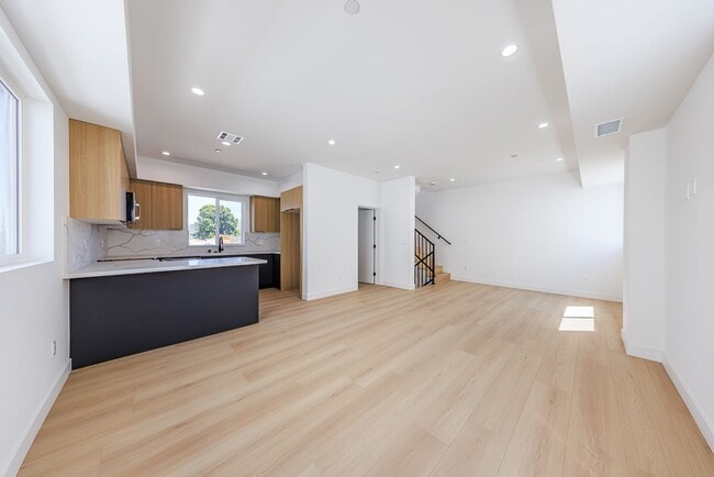 Building Photo - 2847 S Victoria Ave