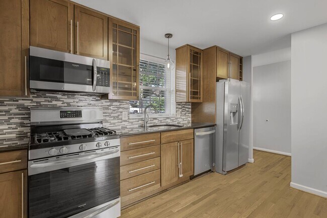Building Photo - Available Now! 3 Bed 2 Bath House Near the...