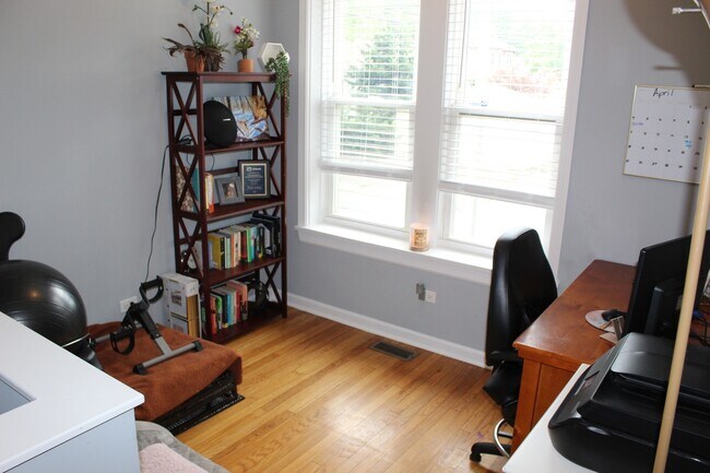 Building Photo - 3745 W Argyle St