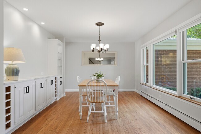 Building Photo - 317 E Forest Ln