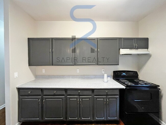 Building Photo - Move in before November 15th and choose yo...