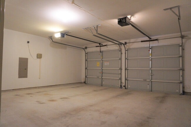 Building Photo - 2417 Hampton Dr