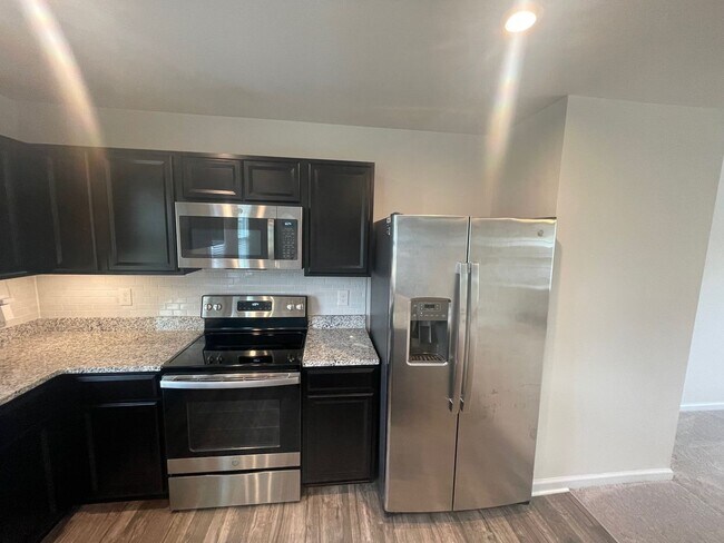 Building Photo - 4 Bedroom 2 1/2 Bath