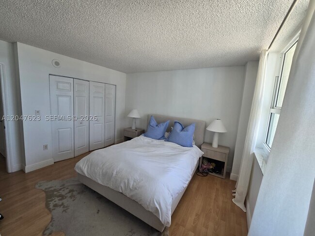 Building Photo - 1155 Brickell Bay Dr