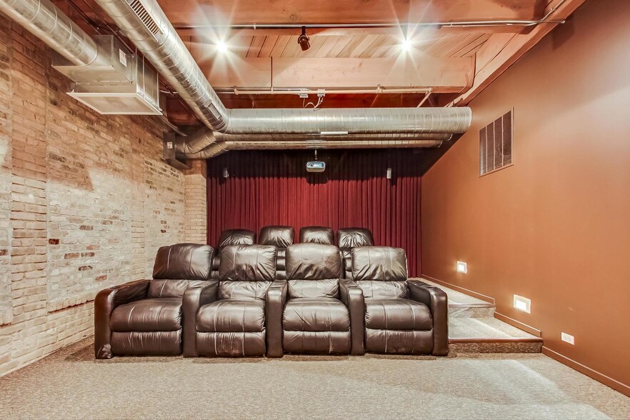 Building Photo - 1040 W Adams St