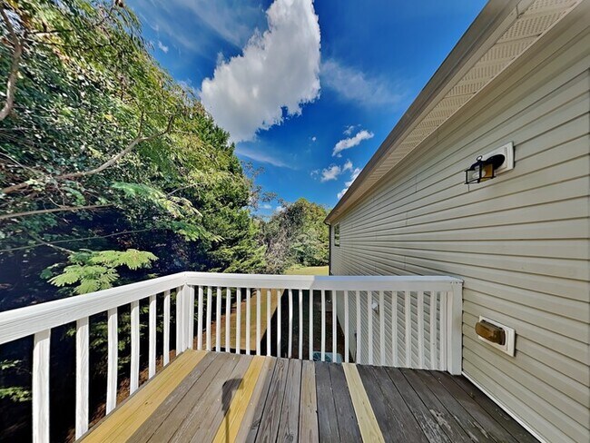 Building Photo - Charming 3 Bedroom 2.5 Bath Located in Riv...