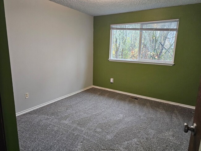 Building Photo - 3 Bedroom 1.5 Bathroom Single Family Home ...