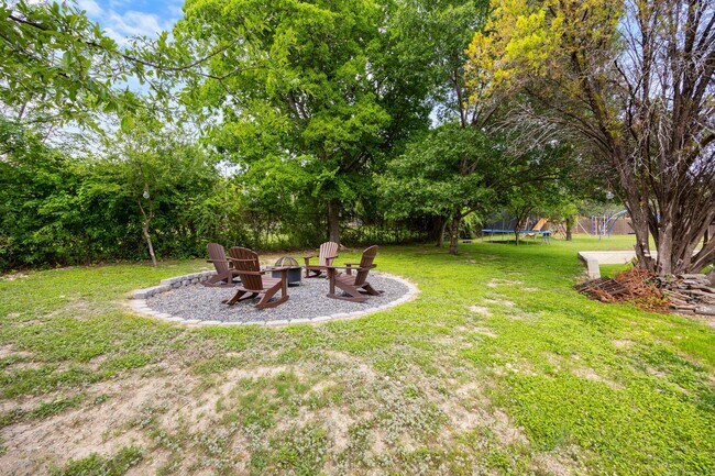 Building Photo - 921 Indian Trail Dr