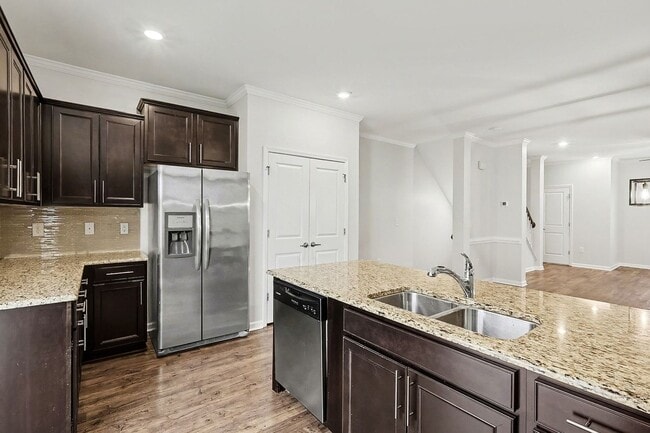 Building Photo - Spacious and Well Maintained Townhome in Austin Creek