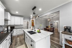 Building Photo - 5601 Burgundy Dr