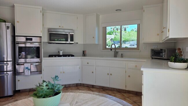 Building Photo - 1303 N Rose Ave