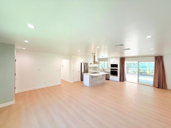 Building Photo - 10839 Fellows Ave