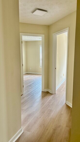 Building Photo - 2336 Pettit Dr