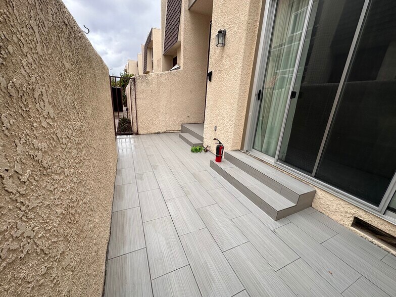 Building Photo - 9950 Topanga Canyon Blvd