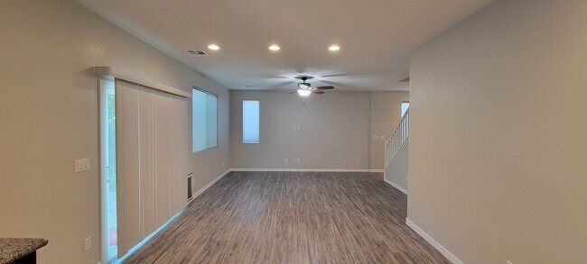 Building Photo - 4 bedroom plus roof top deck 1 bedroom dow...