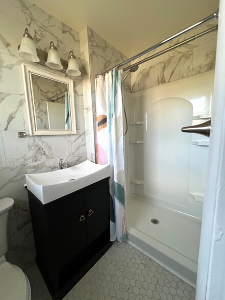 Building Photo - 3004 Sheddan Dr