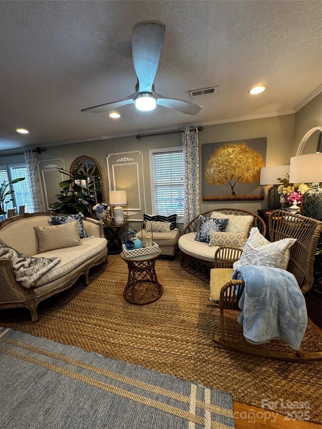 Building Photo - 404 Moss Springs Rd