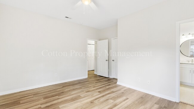 Building Photo - 1010 Winterberry Cir