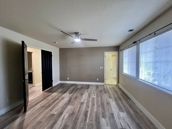 Building Photo - Come check out this lovely 3 bedroom 3 bath home Conveniently located near the Marlow Shopping ce...