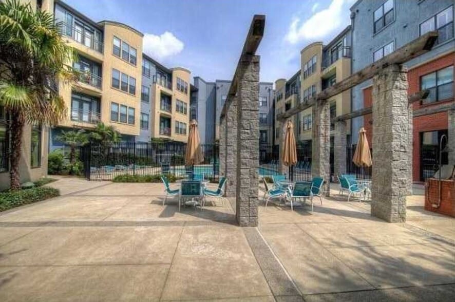 Pool and BBQ area - 400 17th Street Northwest