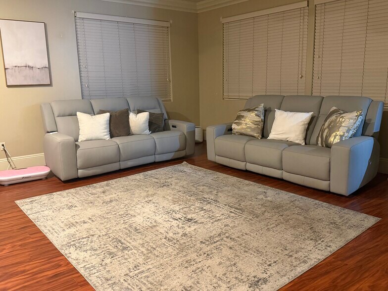 Building Photo - 825 Goodchild Ln