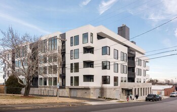 Building Photo - Stunning one bedroom unit in The Wedgewood section of town.